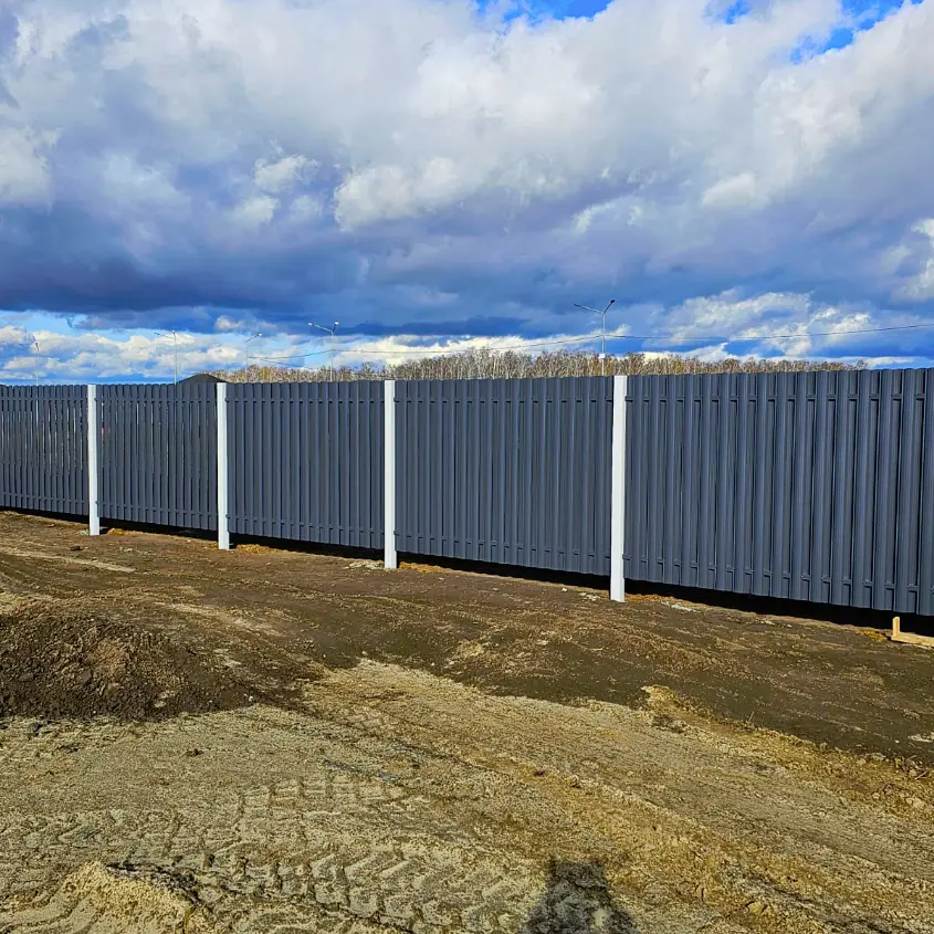 Фото 5 штакетник полукруглый 7024 двусторонний в коттеджном поселке