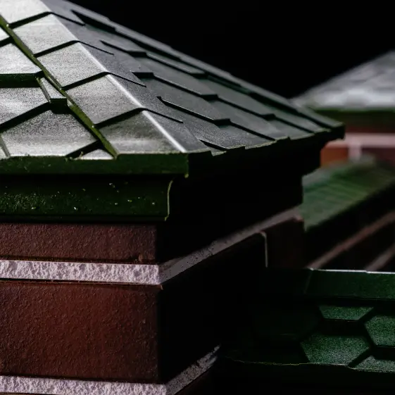 Колпаки и парапеты Эверест Зеленые на кирпичном заборе